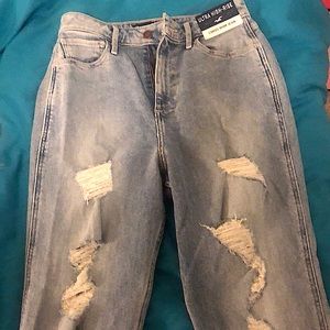 ULTRA HIGH-RISE CURVY MOM JEANS